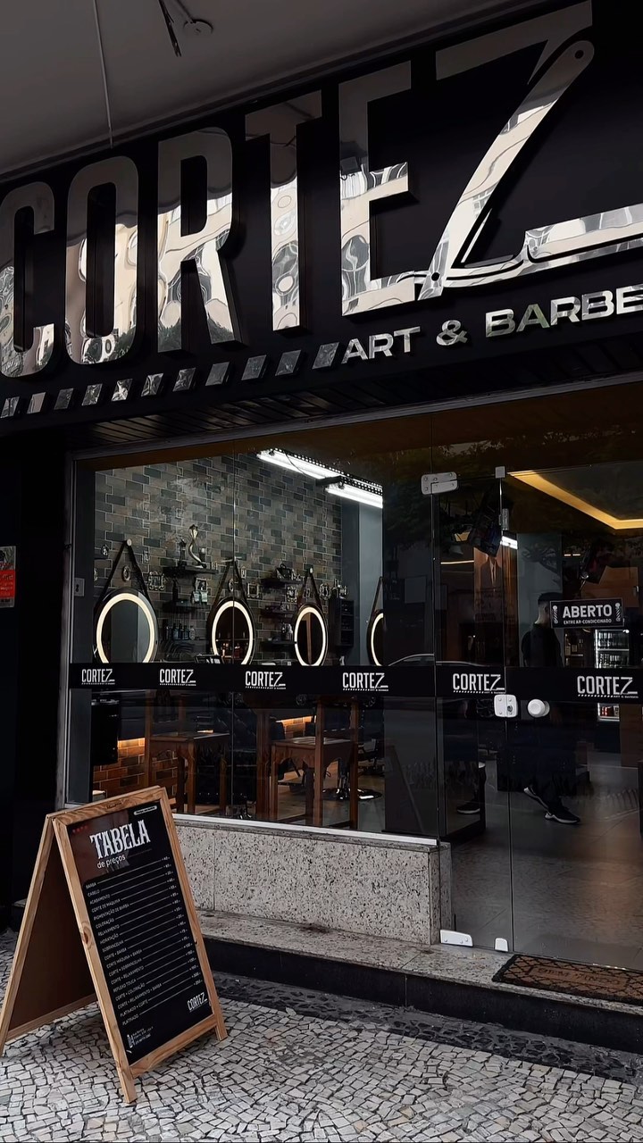 Fachada da barbearia Cortez Art & Barber em Copacabana
